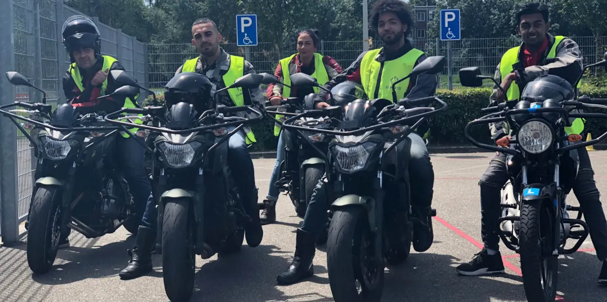 Motorrijder van Rijschool Oscar tijdens de voorbereiding op het AVD-examen